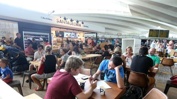 La bollería y los bocadillos recién horneados se suman a los dulces del puesto de pastelería de Arrese.