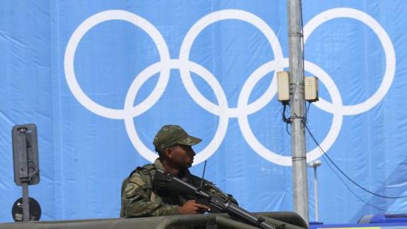Soldados protegen la zona de Copacabana en Rio.