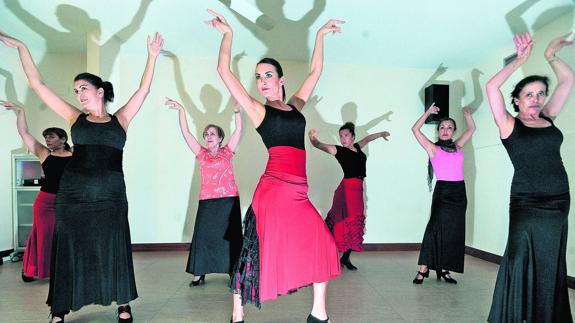 Entre las alumnas de la Escuela de Flamenco de Carmen Díaz, en Bilbao, hay abogadas, médicas, maestras, algunos pocos chicos, una señora de 75 años y una niña de doce.