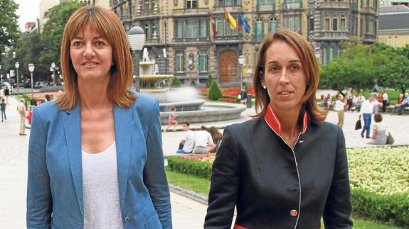 Natalia Rojo, a la derecha, se dirige con Idoia Mendia a la sede del PSE-EE en Bilbao. 