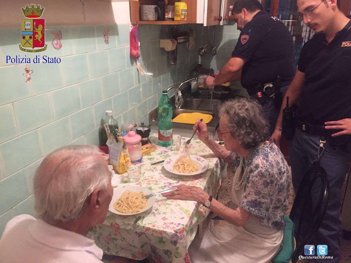 La pareja de ancianos cena la pasta que les preparó la Policía