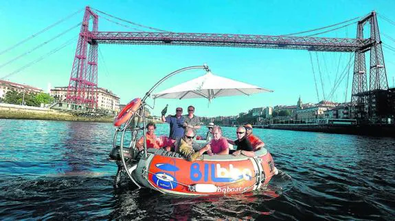 Los populares ‘donuts’, como se conocen estas singulares lanchas, navegan desde ayer por las aguas de la ría.