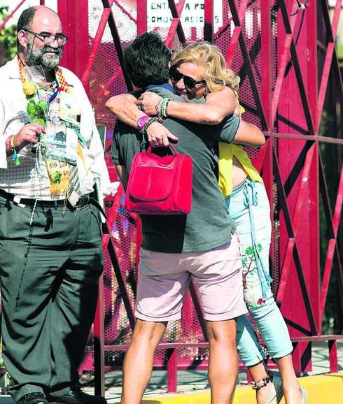 Mayte Zaldívar se abraza feliz a su novio a su salida de cárcel, ayer en Málaga.