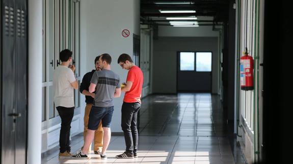 Estudiantes en la facultad de Física de la UPV.