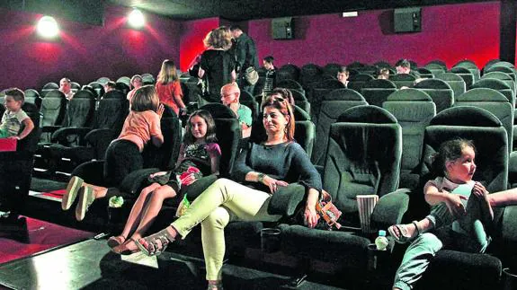 Pequeños y mayores se disponen a disfrutar de una película en los cines Florida