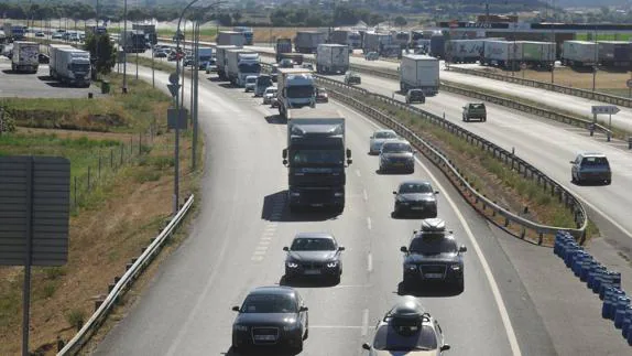 Denso tráfico de vehículos a la altura de la gasolinera de Lopidana. 