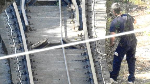 Un operario municipal repone el cable sustraído del vehículo.