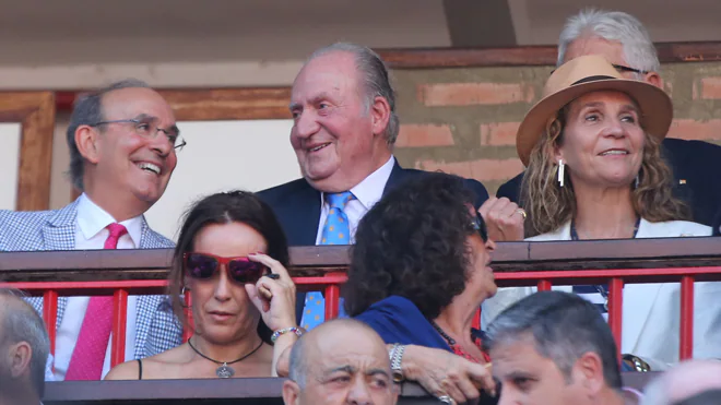 Don Juan Carlos, la infanta Elena, y el doctor vitoriano Eduardo Anitua, amigo del monarca, en Vista Alegre.