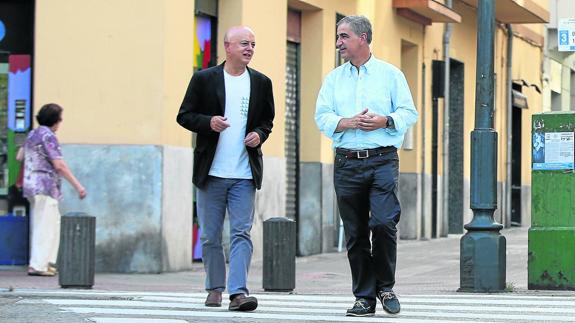 Los dos diputados vascos en Madrid caminan por una calle de Bilbao tras participar en el debate.