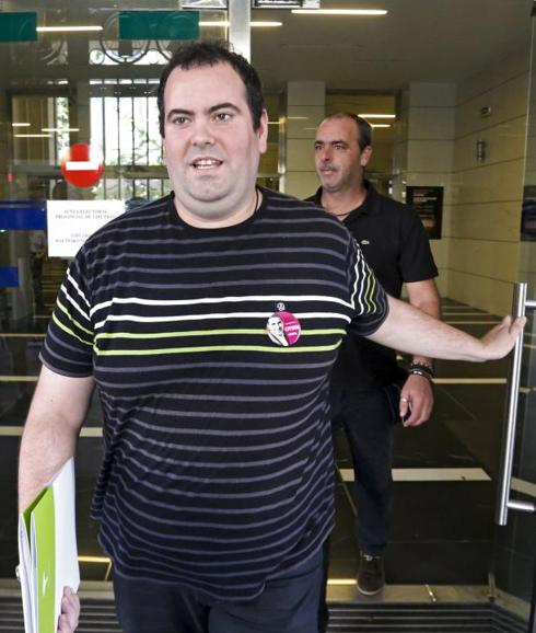 El representante legal de EH Bilbu, Mikel Arreseigor (c), acompañado por el responsable de la coalición abertzale, Igor Sarriegi (d).