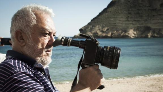 Imanol Uribe, en busca de un encuadre durante el rodaje de ‘Lejos del mar’ en el almeriense cabo de Gata.