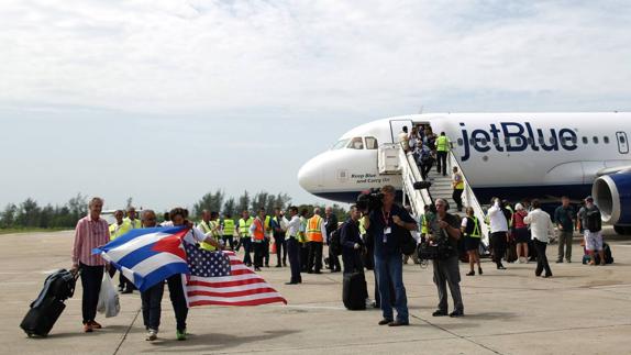 Pasajeros del vuelo de JetBlue a su llegada a Cuba.