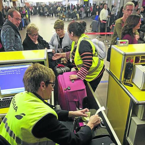 Pasajeros facturan equipajes en una de las cintas de Foronda. 