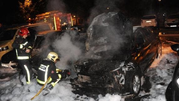 Los bomberos se afanan en apagar las llamas.