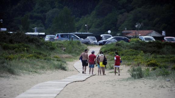 Vista del parking de la playa de Oriñón, uno de los lugares donde actuaba el detenido.