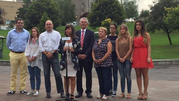 Antón Damborenea y otros representantes del PP, en el acto celebrado en Galdakao.