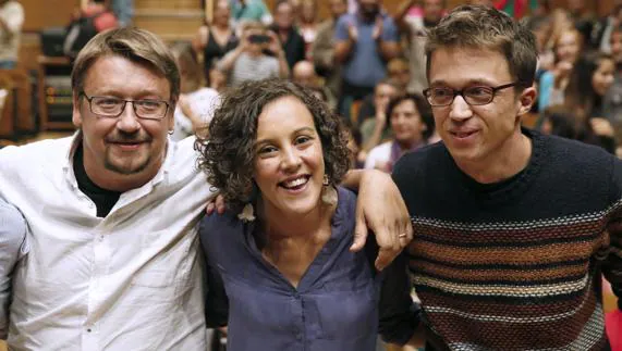El portavoz parlamentario de En Comú Podem, Xavi Doménech, junto a la secretaria general del partido en Euskadi, Nagua Alba, y el secretario de política del partido morado Iñigo Errejón. /
