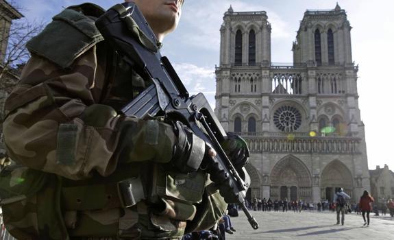 Soldados franceses vigilan los accesos a la catedral de Notre Dame, en París.