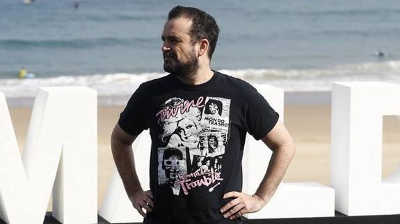 Nacho Vigalondo, posando para los medios en San Sebastián.