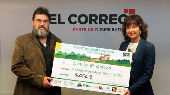 El secretario general de Cáritas en Álava, Ramón Ibeas, recibe el cheque de la mano de María Goti, gerente de EL CORREO.