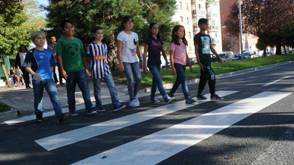 Alumnos del instituto Miguel de CErvantes, en el paso de peatones para el que reclaman un semáforo 