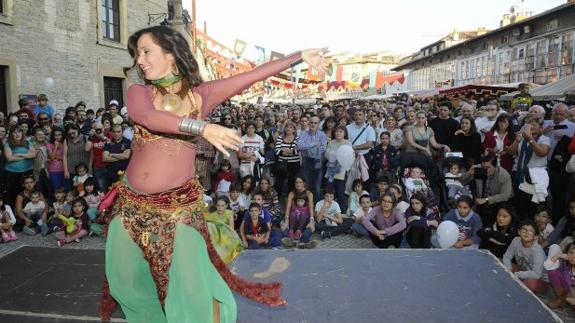 Numeroso público disfrutó de las danzas de la plaza el Machete, que este año no acoge exhibiciones de cetrería.