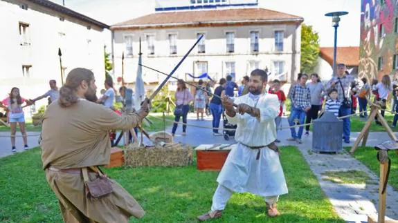 Un duelo de espadas en la pasada edición del mercado medieval.