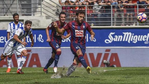 Pedro León ha lanzado mal el penalti y lo ha mandado fuera de Ipurua.
