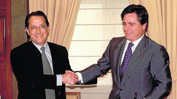 Aristrain, a la derecha, saluda al presidente de la Sepi en una de sus pocas fotos públicas, en 1998.