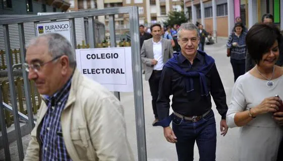Iñigo Urkullu se dirige a su colegio electoral.