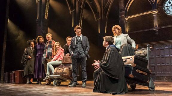 Una escena de la obra de teatro. Harry Potter es el señor plantado en mitad del escenario. 