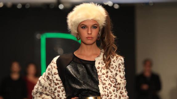 Una modelo, durante el desfile inaugural de la Pasarela Gasteiz On, en Vitoria.