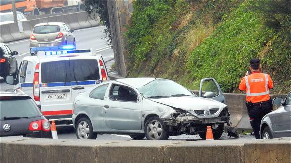 El coche que se ha salido de la calzada.