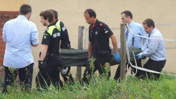 La Policía y Ertzaintza se llevan el cuerpo.