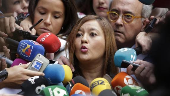 Verónica Pérez atiende a los medios a su llegada a Ferraz. 