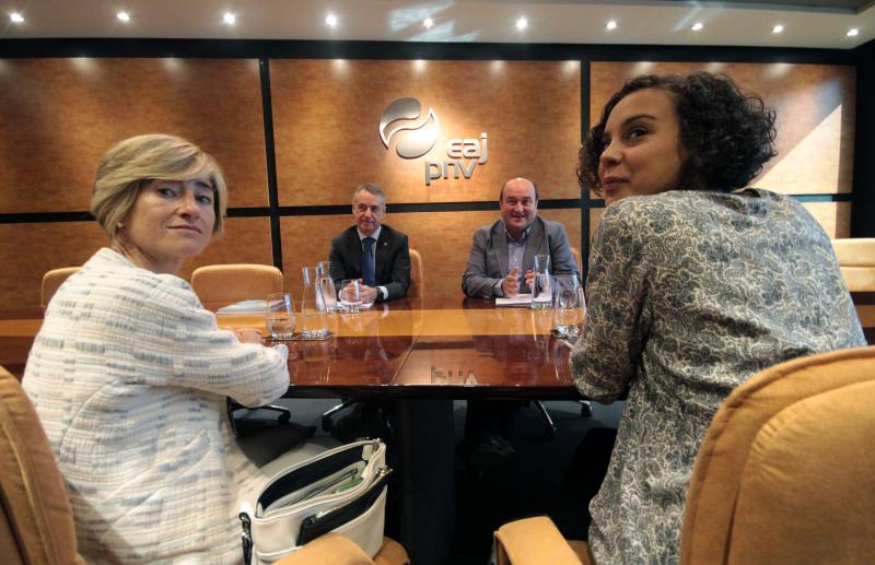 Pilar Zabala y Nagua Alba, con Iñigo Urkullu y Andoni Ortuzar.