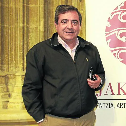 El catedrático Agustín Azkarate en una entrega de diplomas en la Catedral Santa María. 