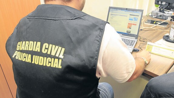 Un agente del Equipo de Delitos Informáticosde la Guardia Civil de Álava. 