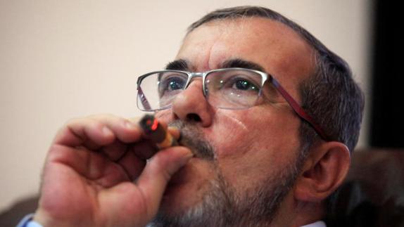 El jefe de la guerrilla, Rodrigo Londoño, 'Timochenko', fuma un puro en La Habana mientras contempla los resultados del referéndum.
