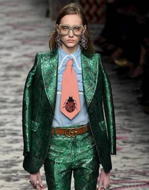 Modelo en un desfile de Gucci.