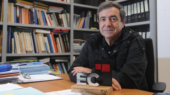 Agustín Azkarate, en su despacho de la UPV, con el trofeo que le acredita como 'Alavés del mes de septiembre'.