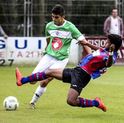 Un jugador del Leioa trata de evitar el remate de un atacante 'azulón'.