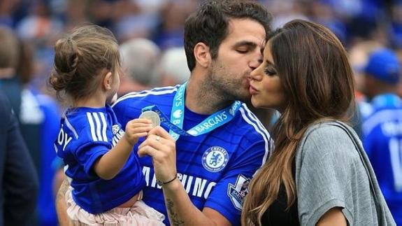 Cesc Fabregas, con su hija y su pareja después de ganar un título con el Chelsea.