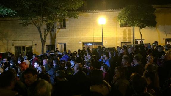 Unos 800 vecinos han protestado esta tarde frente a la casa ocupada por 'los pichis' en Abetxuko.