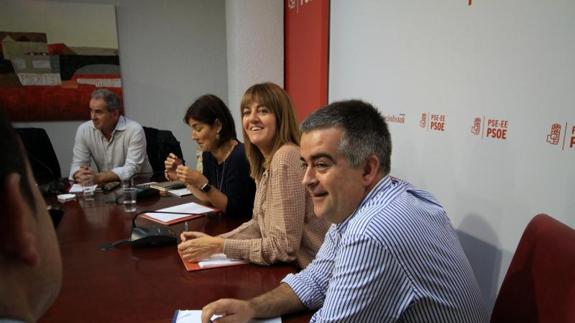 Idoia Mendia, en el centro, durante la reunión.