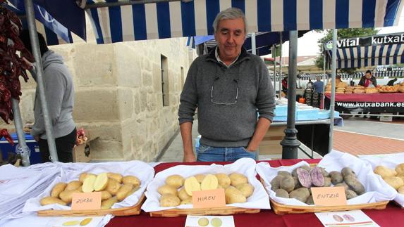 El ambiente de la feria se adueñó de la plaza de la localidad, con productos artesanos y numeroso público. 