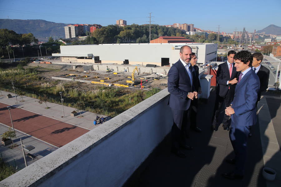 En primer término, el diputado general, Unai Rementeria, y el alcalde de Sestao, Josu Bergara.