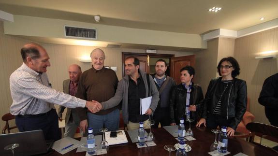 Brian Currin se reunió ayer con los miembros del Foro Social.