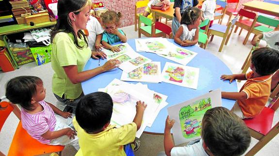 Un grupo de niños juega en una escuela infantil.