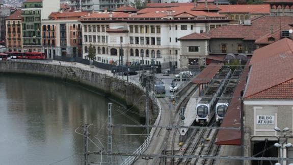 Un tranvía accede ayer a la zona colindante a la estación de Atxuri, desde donde saldrán las unidades hacia Etxebarri.